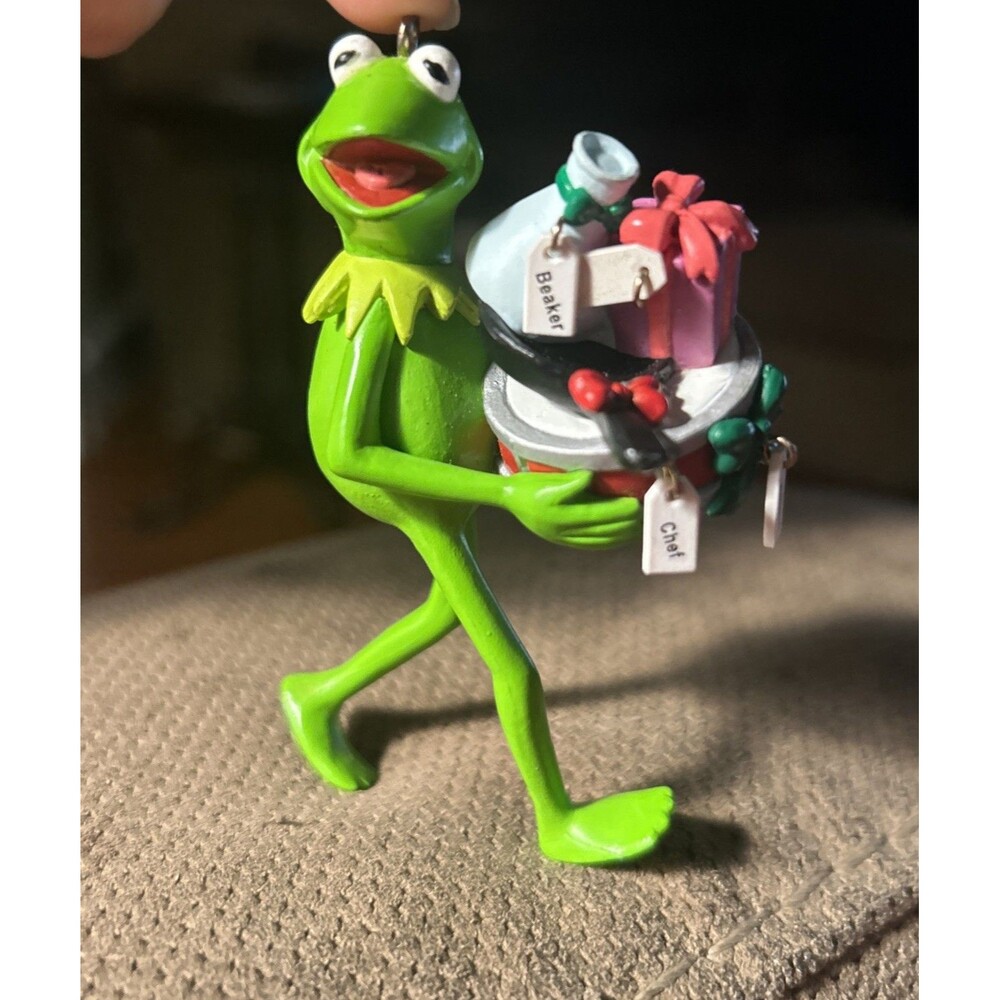 Kermit w/ Stack of Gifts Carlton Cards Heirloom Tree Ornament 2007 Muppets RARE